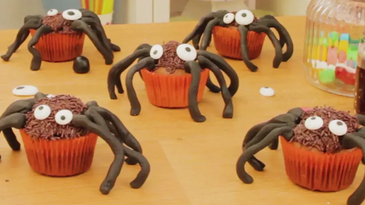 Des cupcakes d'Halloween transformés en araignées effrayantes avec des vermicelles chocolat et des yeux en sucre. Parfait pour une fête !