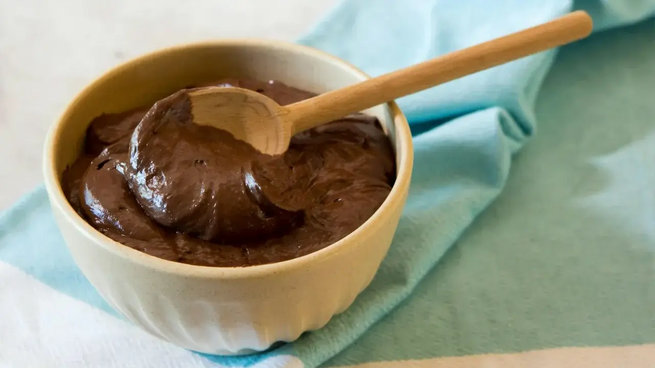Mousse au chocolat ratée ? Pas de panique ! Cette texture dense et crémeuse peut encore être délicieuse. Que faire avec une mousse au chocolat ratée ? Transformez-la en garniture pour gâteau ou en base pour des truffes.