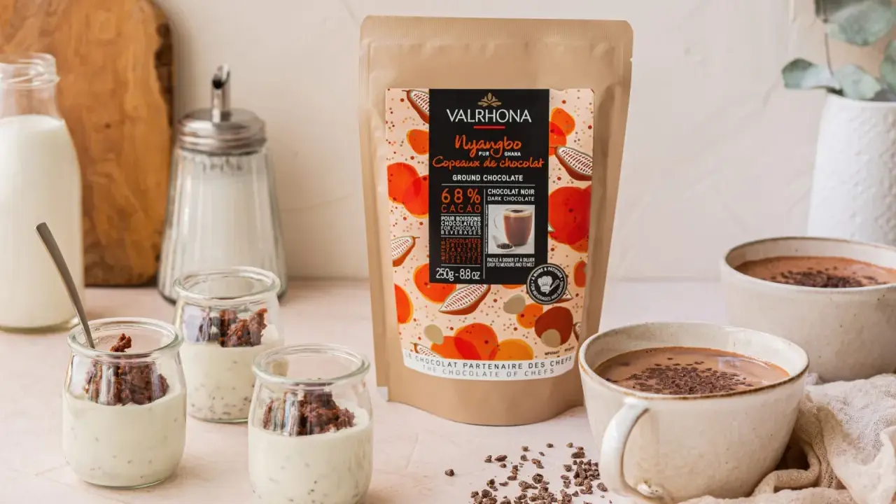 Des desserts crémeux garnis de copeaux de chocolat Valrhona, prêts à être dégustés.