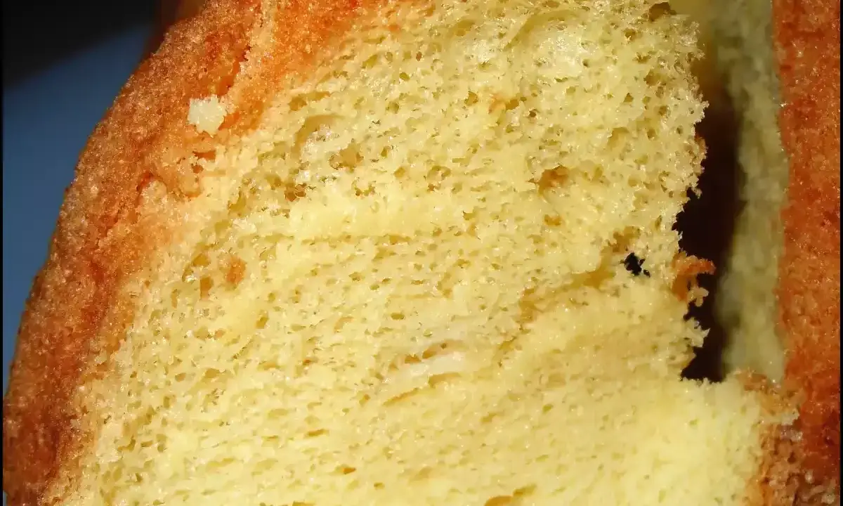 Gros plan sur une tranche de chiffon cake, texture aérienne et dorée. Une recette facile pour un dessert léger.