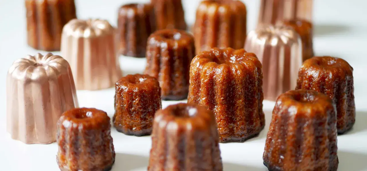 Première utilisation des moules cannelés en cuivre pour des cannelés dorés et appétissants.