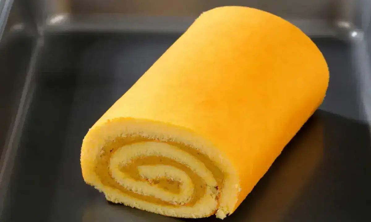 Une bûche roulée, prête à être dégustée. Apprenez comment rouler une bûche pour un dessert parfait.