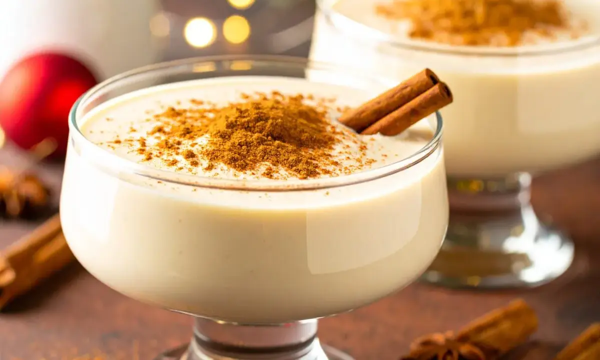 Délicieuse mousse speculoos crémeuse, saupoudrée de cannelle et garnie d'un bâtonnet. Parfait pour les fêtes.