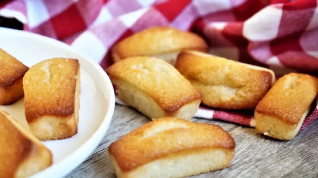 Financiers dorés sur une serviette à carreaux rouges. Parfait pour savoir que faire avec des blancs d'œufs.