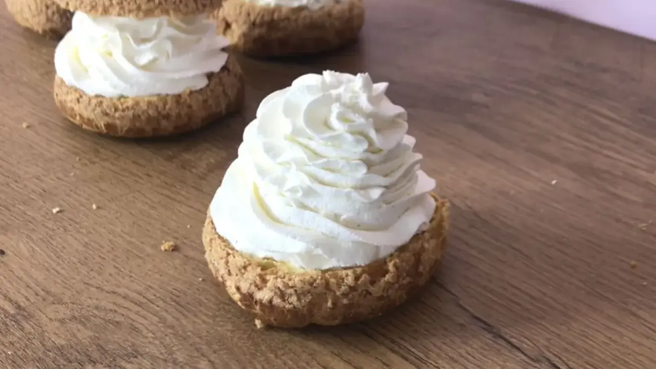 Choux garnis de chantilly mascarpone onctueuse, un délice qui rappelle le Nutella.