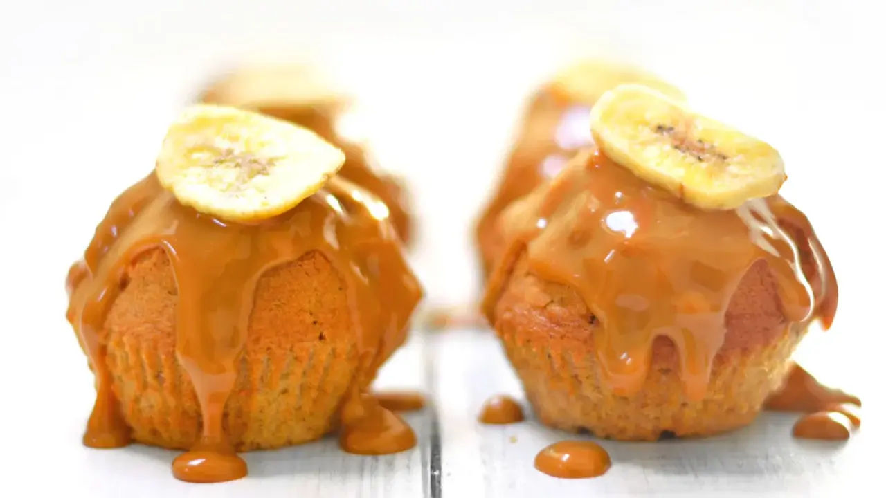 Délicieux muffin banane caramel, nappé de sauce onctueuse et garni d'une tranche de banane séchée.