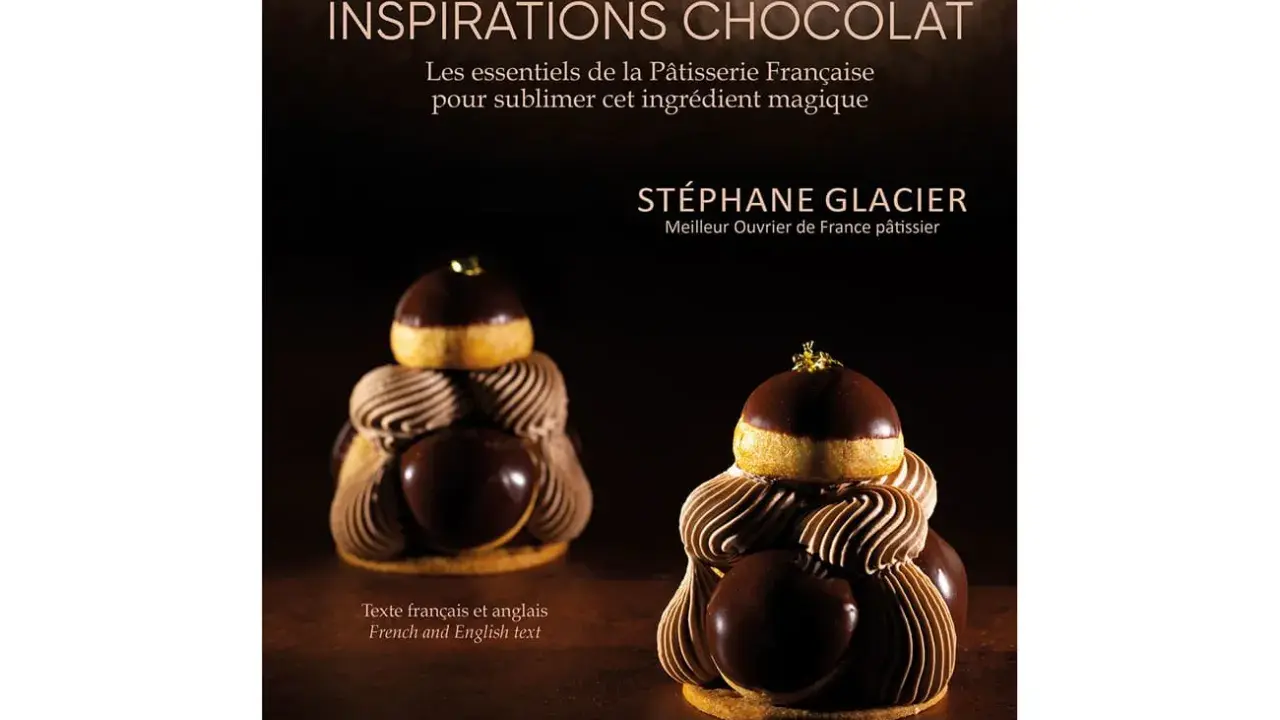 Deux magnifiques créations de pâtisserie française, inspirées par l'art de l'opera patisserie, ornées de chocolat et de dorures.