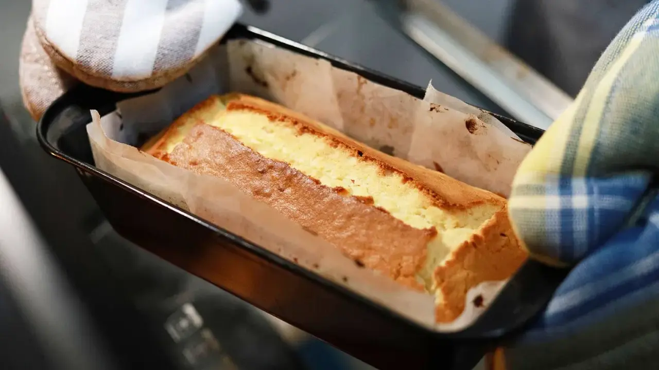 Un cake doré sort du four. On se demande si on peut congeler un layer cake pour le déguster plus tard.