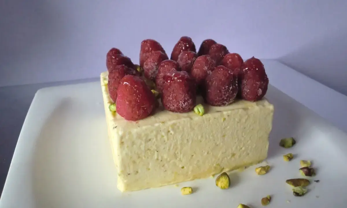 Gâteau rectangulaire pistache framboise mascarpone, garni de framboises fraîches et éclats de pistaches. Un délice !