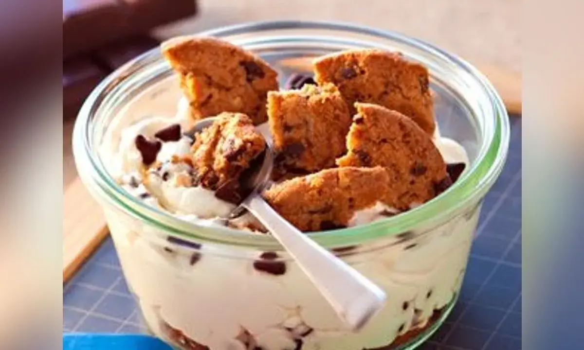 Un délice crémeux avec des morceaux de tiramisu cookies et des pépites de chocolat, servi dans un bocal en verre.
