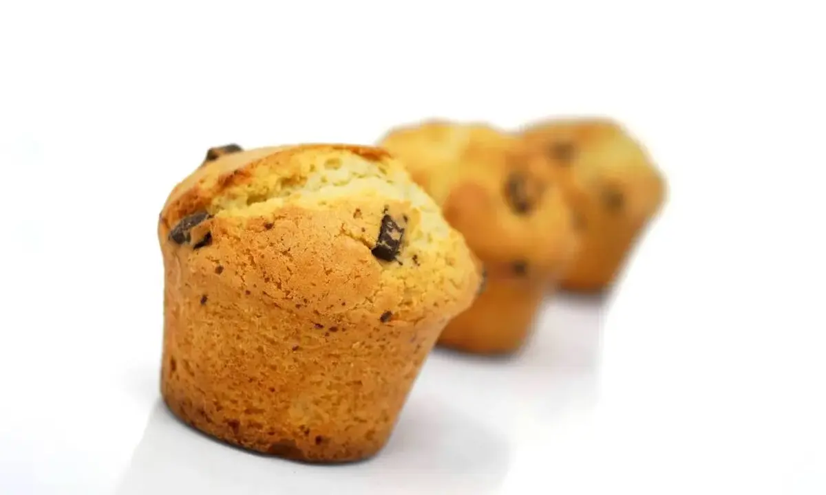 Trois muffins aux pépites de chocolat, parfaits pour une recette facile.