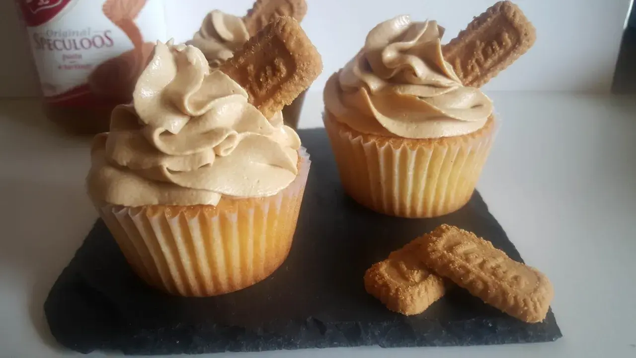 Cupcakes gourmands avec un glaçage speculoos onctueux, décorés de biscuits.