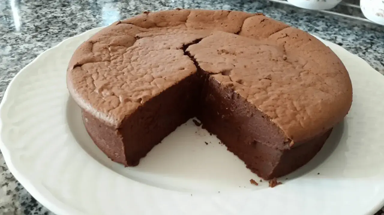 Gâteau au chocolat intense, fait maison avec 250g de mascarpone. Sa texture fondante promet un délice.