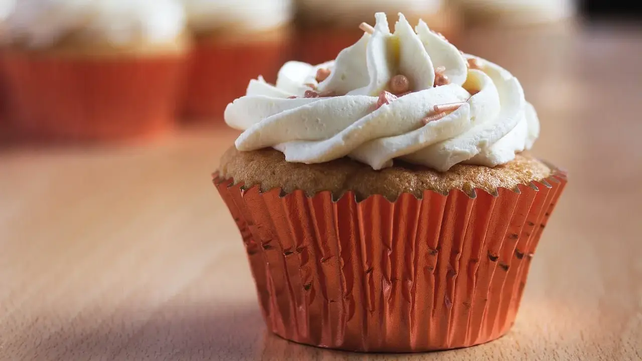 Un cupcake orné d'une ganache montée au chocolat blanc, prêt à être dégusté. Une recette simple pour un dessert gourmand.