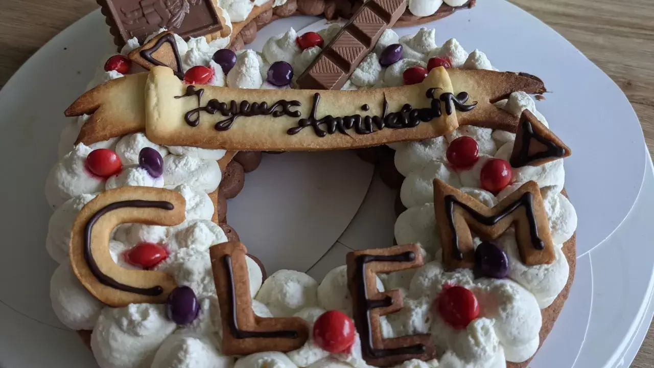 Gâteau en forme de chiffres décoré de crème, biscuits "Clem" et chocolats. Parfait pour un anniversaire !