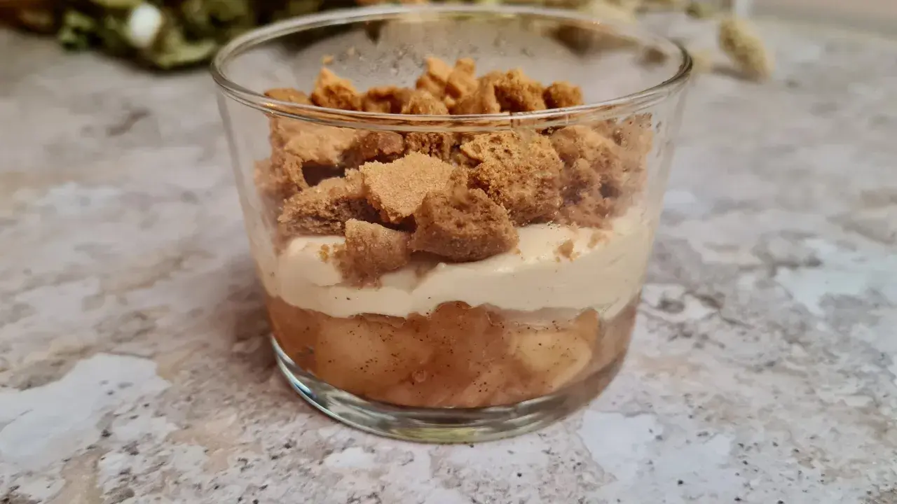 Un délicieux tiramisu pomme spéculoos en verrine, avec des couches de compote de pommes, de crème onctueuse et de biscuits émiettés.