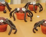 Des cupcakes d'Halloween transformés en araignées effrayantes avec des vermicelles chocolat et des yeux en sucre. Parfait pour une fête !