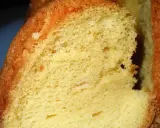 Gros plan sur une tranche de chiffon cake, texture aérienne et dorée. Une recette facile pour un dessert léger.