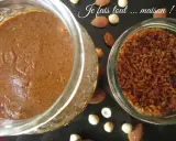 Deux pots de praliné maison, l'un crémeux, l'autre concassé, entourés d'amandes et de noisettes. La conservation est assurée !