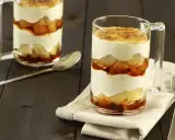 Un délicieux tiramisu poire, superposé en couches dans un verre, avec une touche caramélisée sur le dessus.