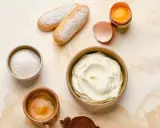 Ingrédients pour un tiramisu : boudoirs, sucre, café, cacao, œuf et un grand bol de mascarpone 500g.