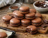 Pile de macarons au chocolat, prêts pour la dégustation. La cuisson macaron parfaite, avec une ganache onctueuse.
