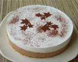 Gâteau bicolore, blanc et chocolat, décoré de feuilles d'automne en cacao. Un dessert léger et gourmand pour célébrer l'automne.