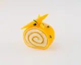 Un adorable petit roulé jaune, décoré comme un animal, montre ce que faire avec de la purée de fruits.
