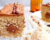 Gâteau moelleux avec un cœur coulant et un glaçage Nutella généreux, décoré de noisettes entières.