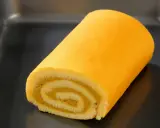 Une bûche roulée, prête à être dégustée. Apprenez comment rouler une bûche pour un dessert parfait.