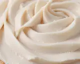 Glaçage Philadelphia sans beurre, crémeux et aérien, déposé en spirale sur un gâteau.