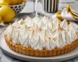 Tarte au citron généreusement garnie d'une meringue italienne meilleur du chef, dorée à la perfection.