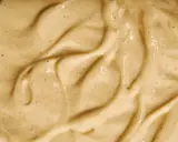 Texture onctueuse de crème pâtissière mousseuse, parsemée de points de vanille.