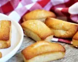 Financiers dorés sur une serviette à carreaux rouges. Parfait pour savoir que faire avec des blancs d'œufs.