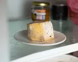 Un morceau de fromage moisi sur une assiette. Combien de temps ce gâteau périmé est-il resté au réfrigérateur ?