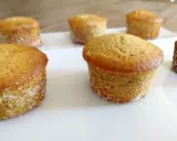 Six muffins dorés, certains légèrement inclinés, sur une assiette blanche. Peut-être que c'est pour ça que mes muffins gonflent de travers !