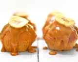 Délicieux muffin banane caramel, nappé de sauce onctueuse et garni d'une tranche de banane séchée.