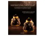 Deux magnifiques créations de pâtisserie française, inspirées par l'art de l'opera patisserie, ornées de chocolat et de dorures.