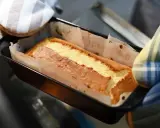 Un cake doré sort du four. On se demande si on peut congeler un layer cake pour le déguster plus tard.