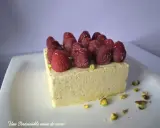 Gâteau rectangulaire pistache framboise mascarpone, garni de framboises fraîches et éclats de pistaches. Un délice !