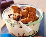 Un délice crémeux avec des morceaux de tiramisu cookies et des pépites de chocolat, servi dans un bocal en verre.