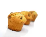 Trois muffins aux pépites de chocolat, parfaits pour une recette facile.