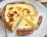 Un délicieux flan sans pâte, doré et crémeux, saupoudré de sucre glace. Parfait pour une recette facile et gourmande.