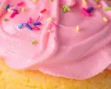 Glaçage cupcake sans beurre rose vif, parsemé de vermicelles colorés. Un délice léger et festif !