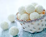 Délicieuses boules coco, parfaites pour une recette facile et rapide. Un panier rempli de ces douceurs vous attend.