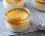 Crème aux œufs grand-mère dans des pots en verre, avec une belle croûte caramélisée. Un délice réconfortant.