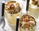 Deux verrines de tiramisu noisette, garnies de noisettes caramélisées et saupoudrées de cacao.