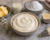 Préparation d'une délicieuse **butter cream** : beurre, sucre glace, lait, et une poche à douille prête à décorer.