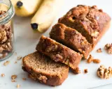 Tranches de délicieux dessert banane et noix, avec des bananes et des noix à proximité.
