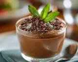 Délicieuse mousse au chocolat, garnie de copeaux de chocolat et d'une feuille de menthe fraîche. Un délice pour les yeux et les papilles.